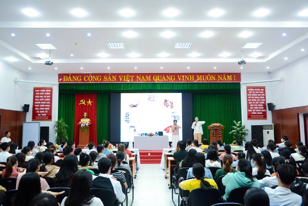 Sinh viên hào hứng tham gia talkshow “Đánh thức sức mạnh bản thân”